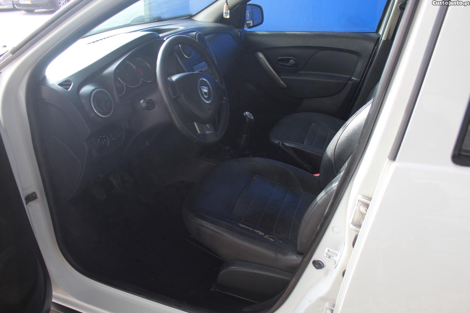 Dacia Sandero 1.5 DCI - 13 — photo 4