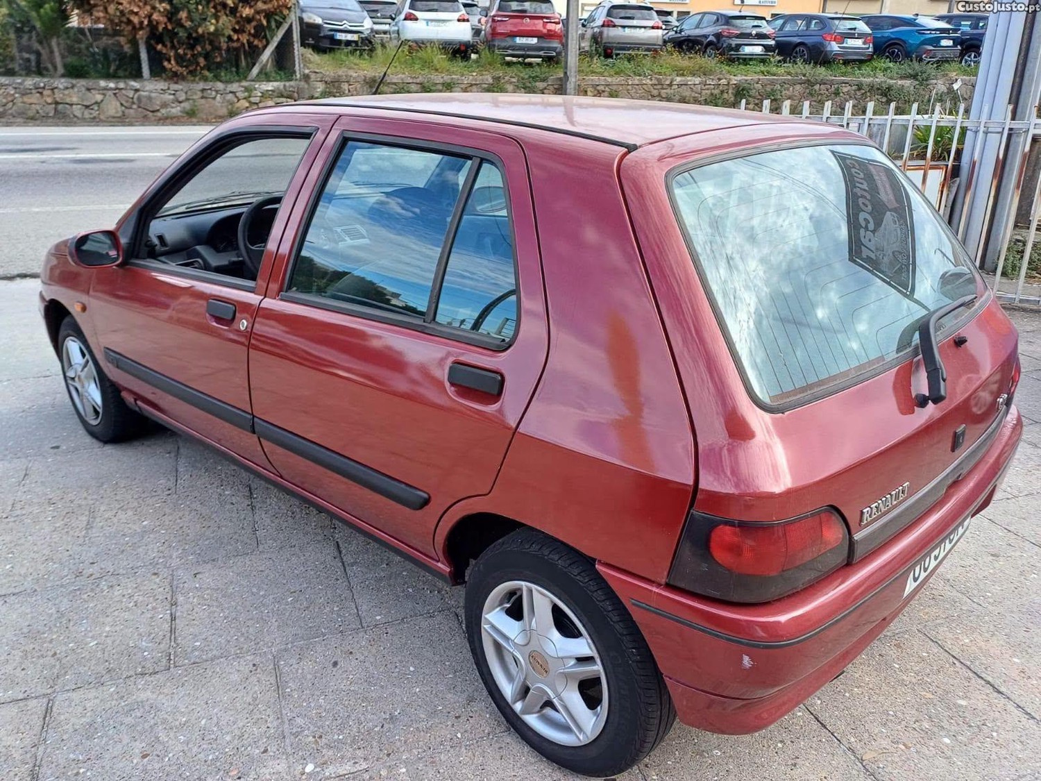 Renault Clio 1.2i - 96 — photo 3