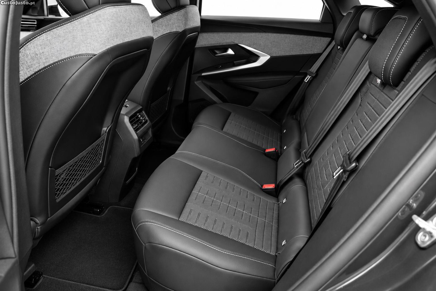 Peugeot e-3008 GT 210CV 73Kwh (AUTO) — photo 5