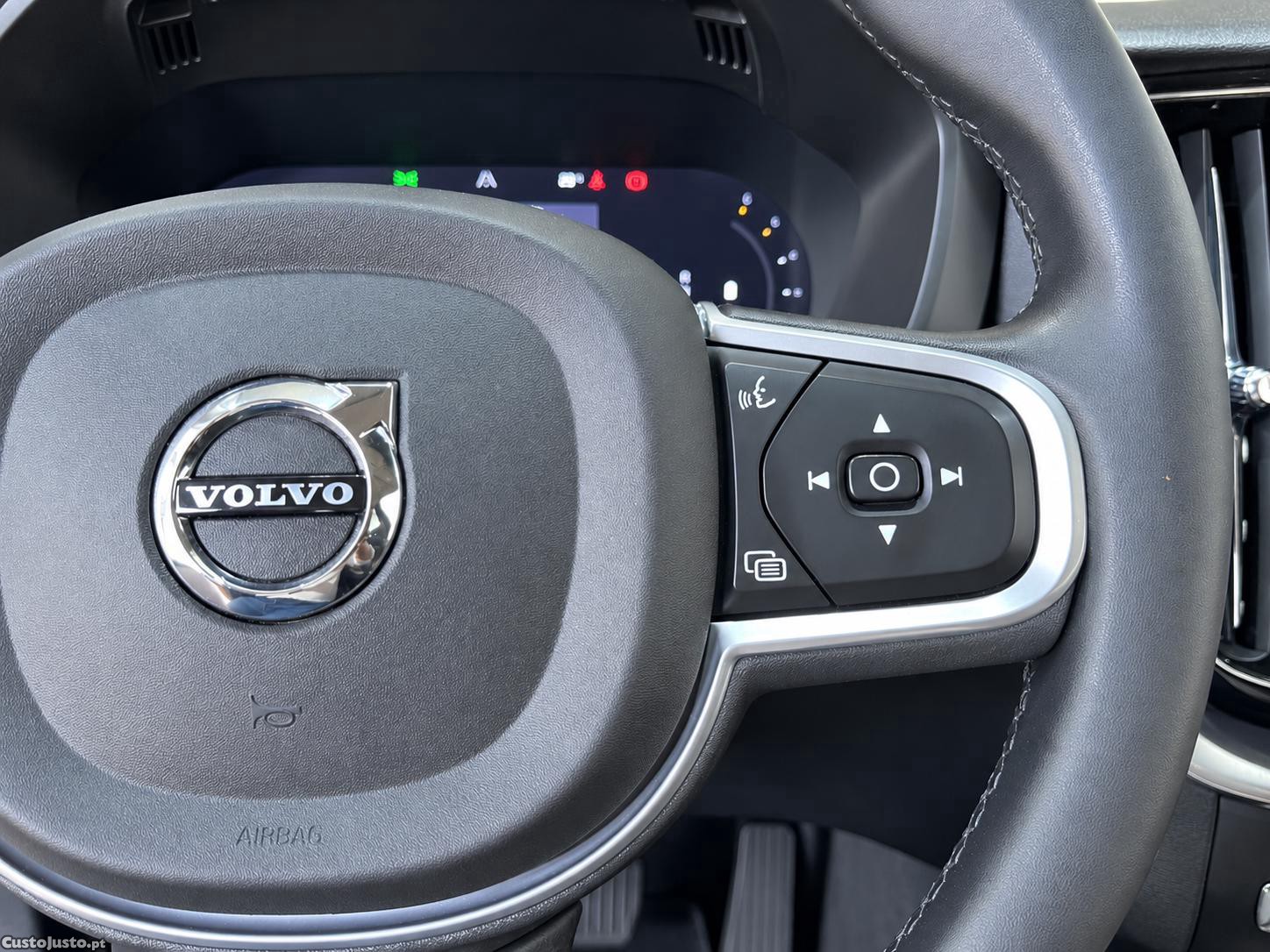 Volvo XC 60 2.0 B4 MOMENTUM 197 CV - NACIONAL - 112997 KM — fotografia 17