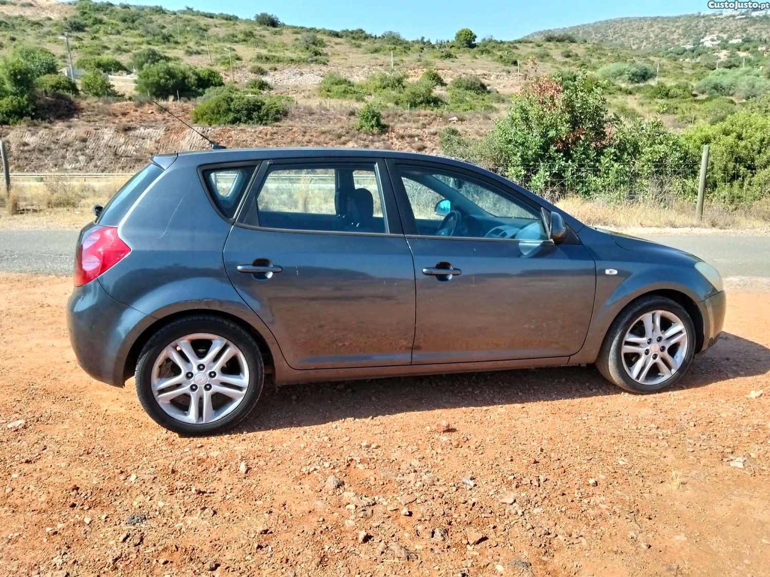 Kia Ceed 1.6 CRDI DIESEL DE 5 LUGARES COM AR CONDICIONADO - 07 — photo 4