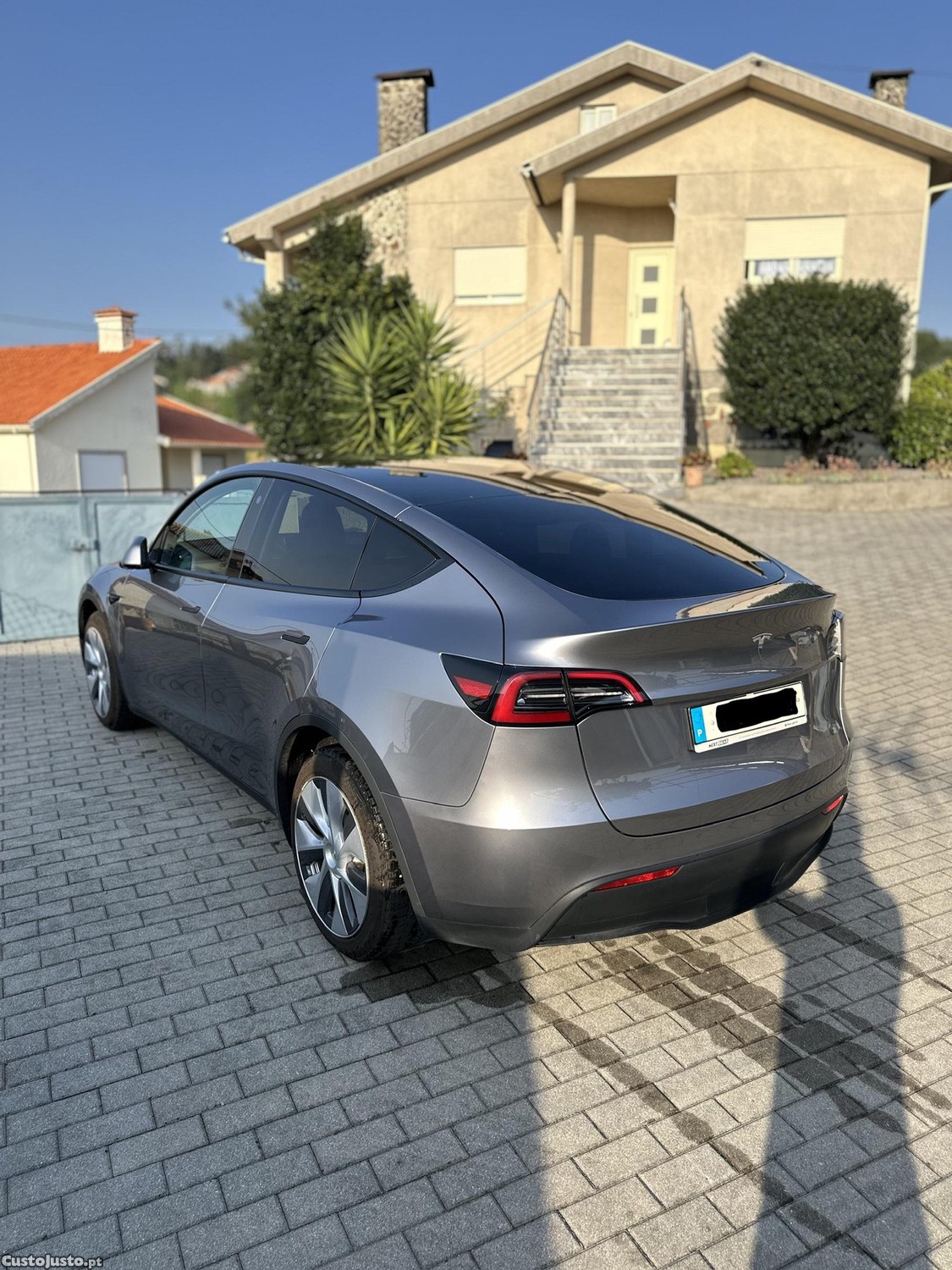 Tesla Model Y SR+ QuickSilver 2023 — fotografia 10