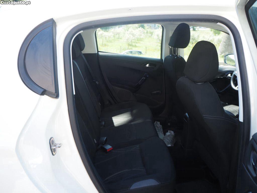 Peugeot 208 1.6 HDI — fotografia 2