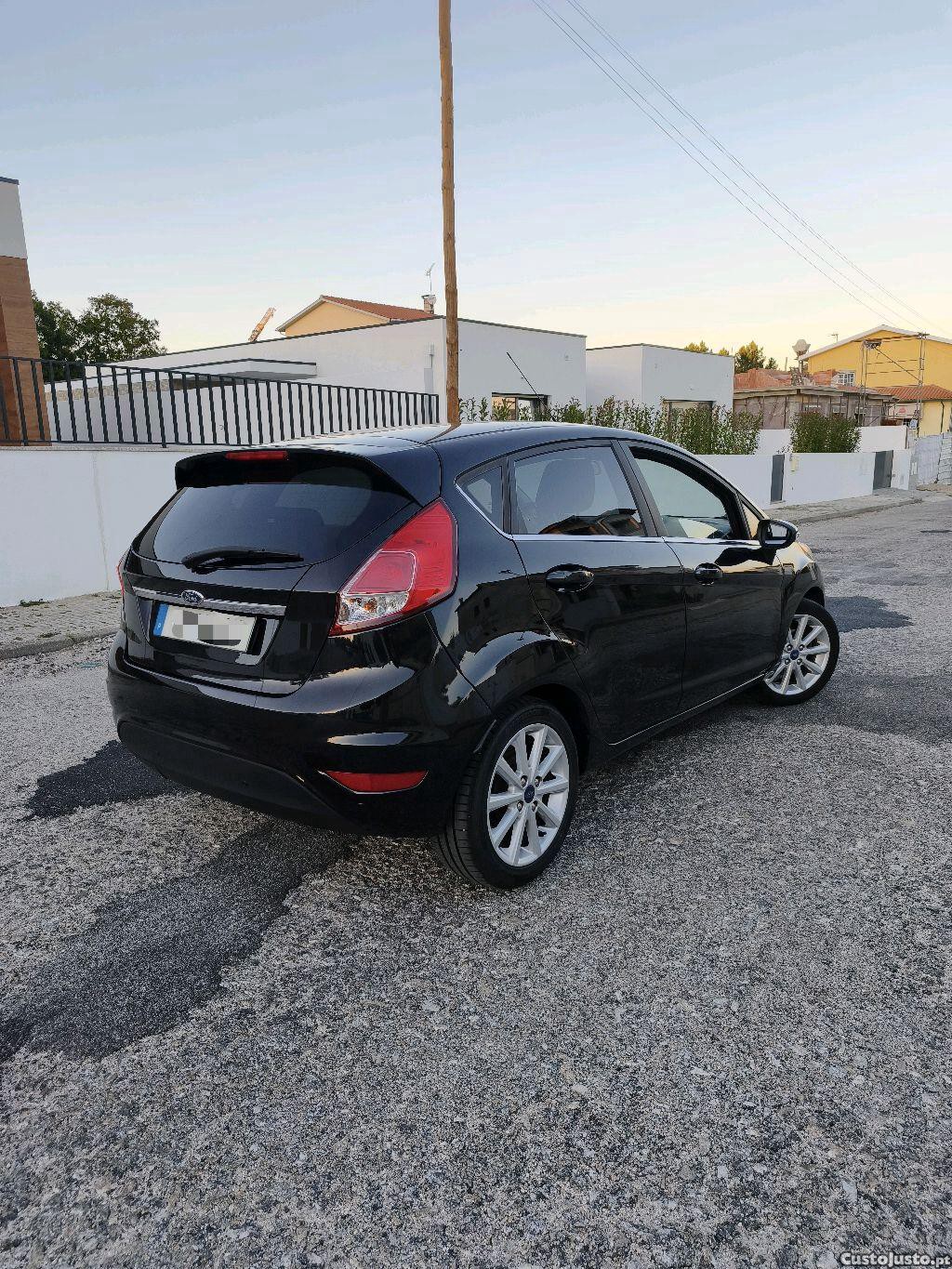 Ford Fiesta 1.5 TDCi versão Titanium 5 portas - 16 — photo 4