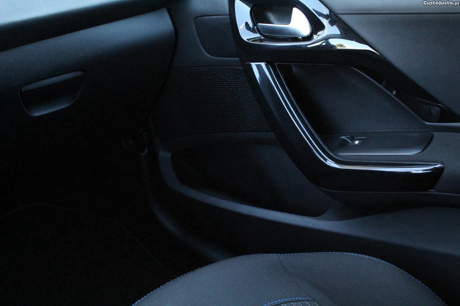 Peugeot 208 1.6 HDI Signature — fotografia 5