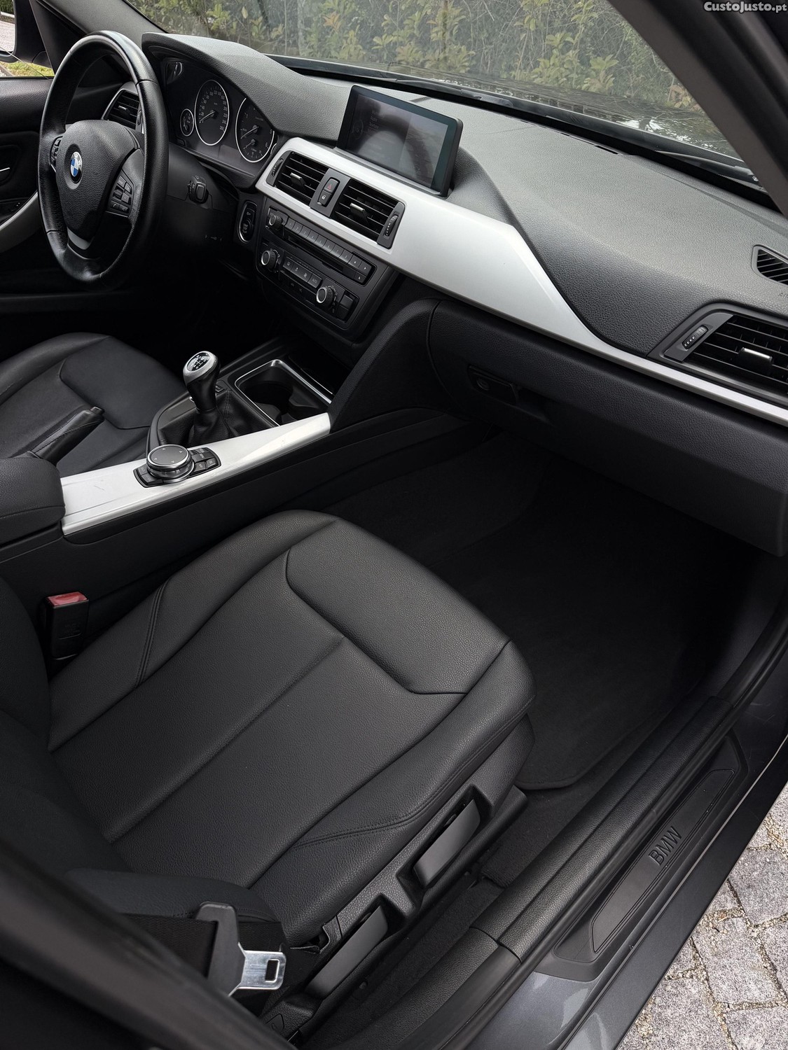 BMW 318 C bom estado com CarPlay — fotografia 4