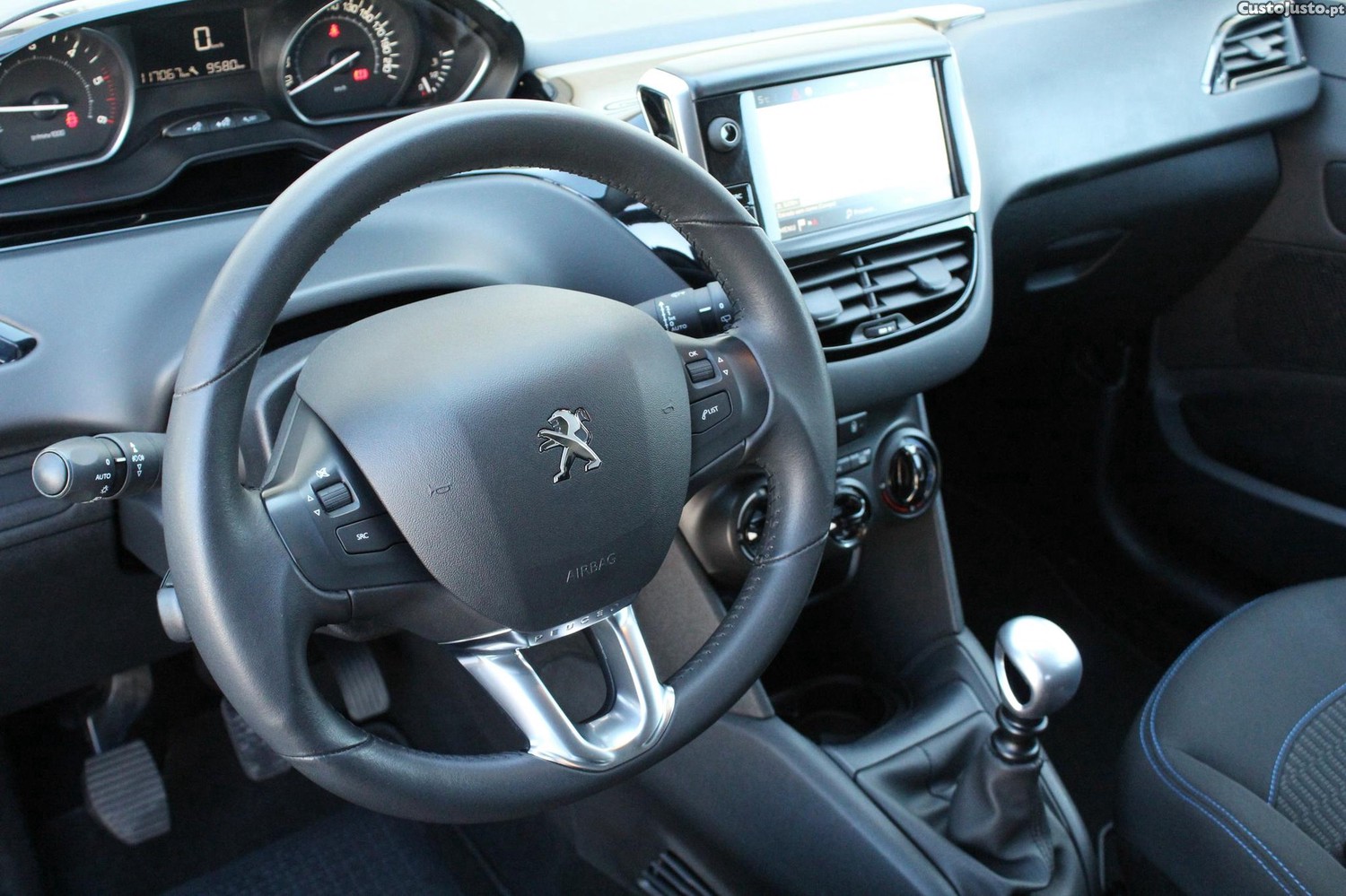 Peugeot 208 1.6 HDI Signature — fotografia 4
