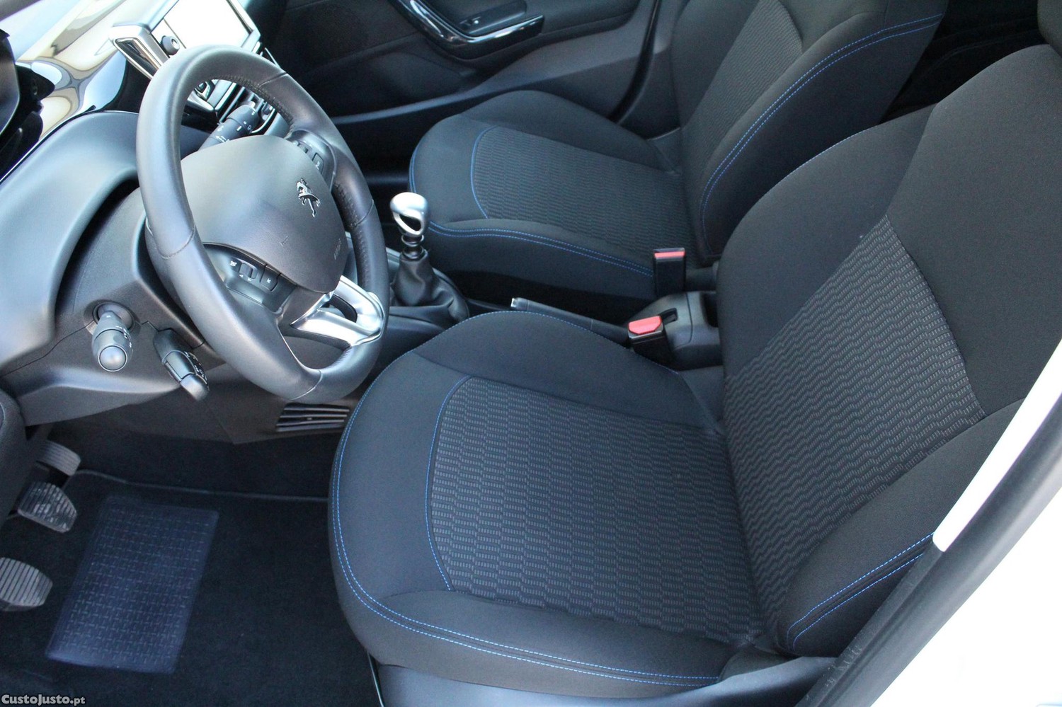 Peugeot 208 1.6 HDI Signature — fotografia 2