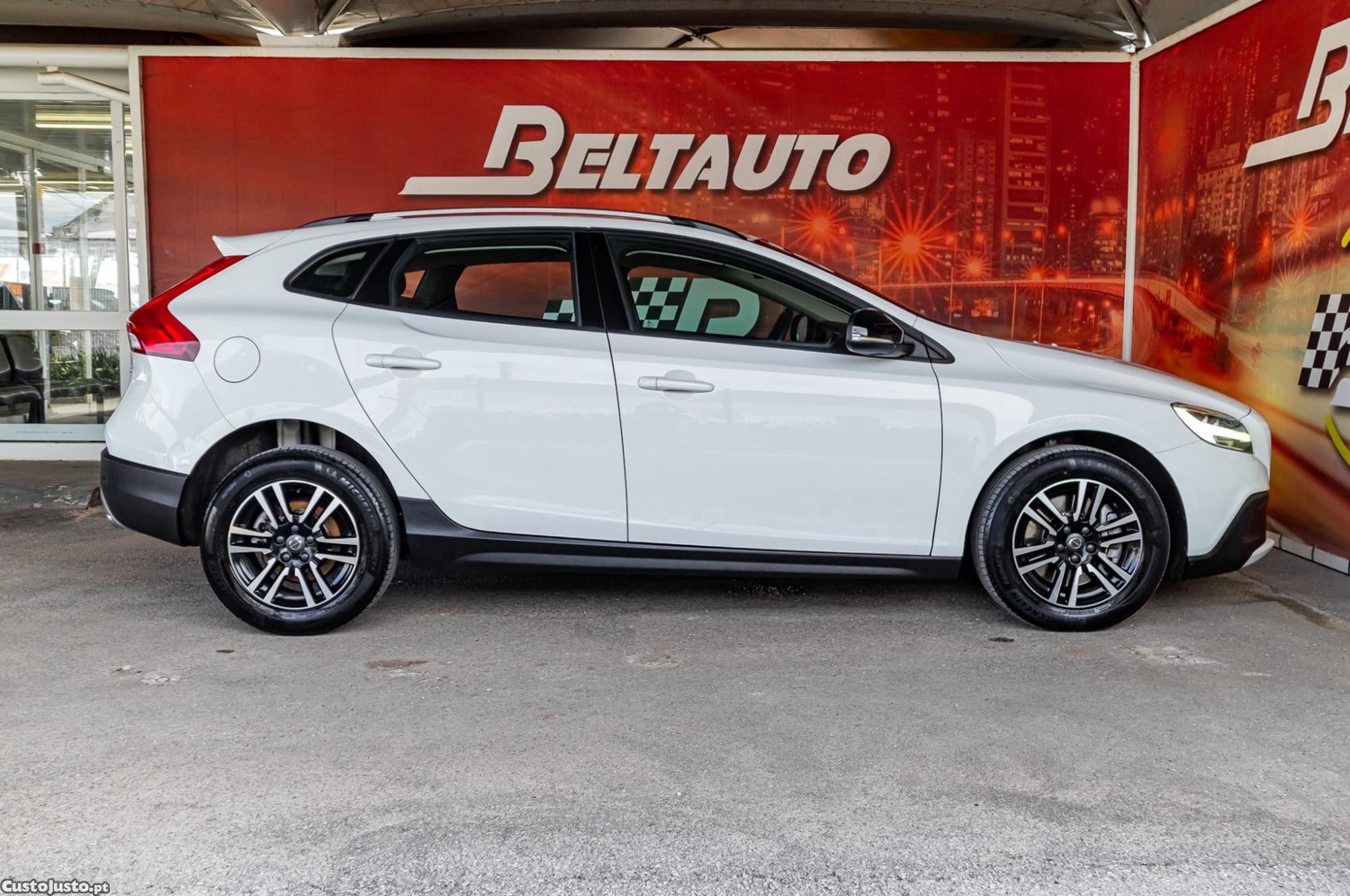 Volvo V40 2.0 D3 Cross Country - 19 — photo 4