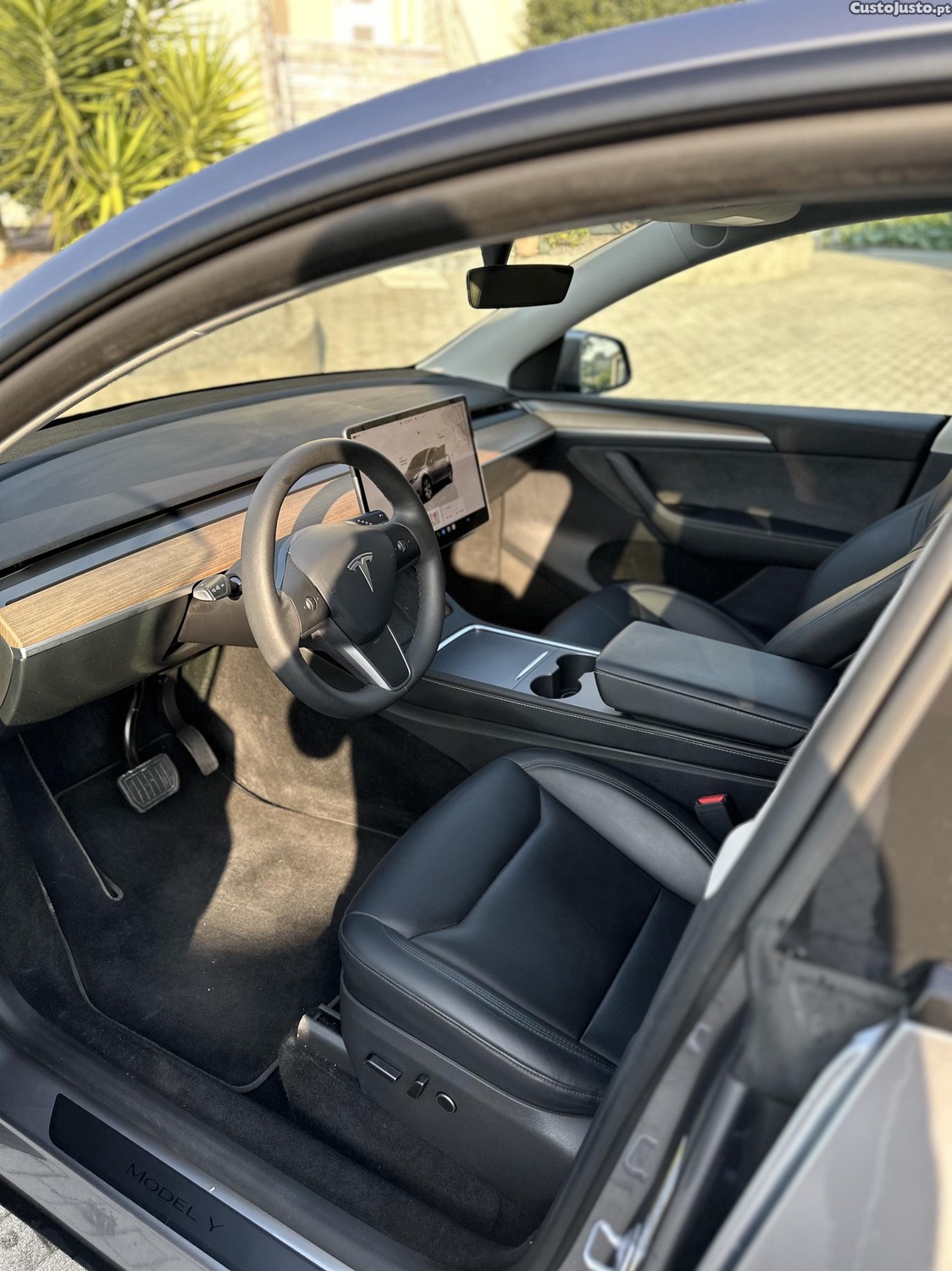 Tesla Model Y SR+ QuickSilver 2023 — fotografia 3
