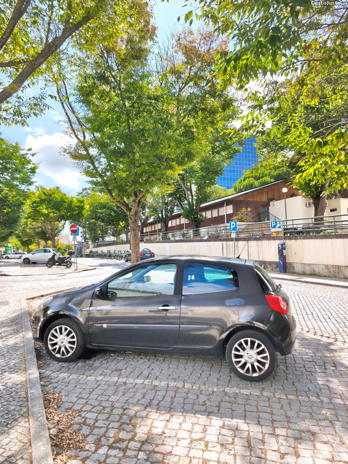 Renault Clio Dynamic 1.5dCi gasóleo com teto panorâmico — fotografia 2