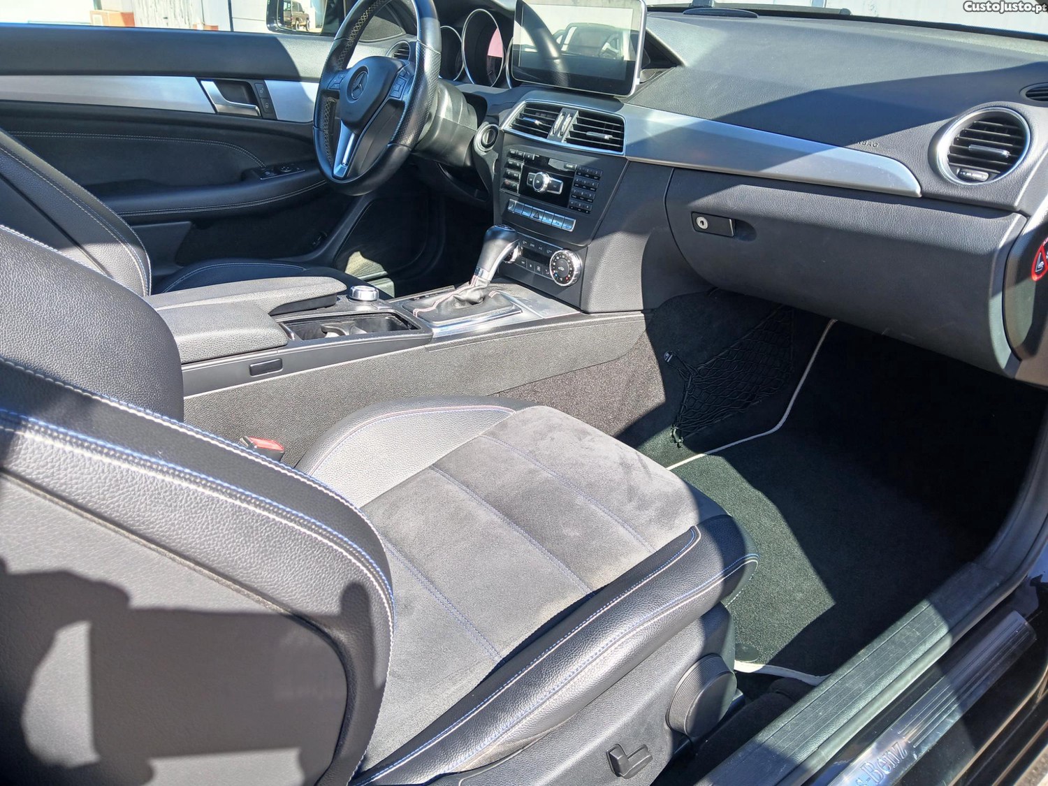 Mercedes-Benz C 220 Coupé Automático (2014) Apenas 91.000 km - edição especial — fotografia 3