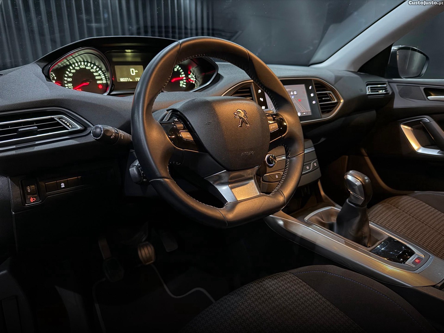 Peugeot 308 SW 1.6 BlueHDi Allure — fotografia 13