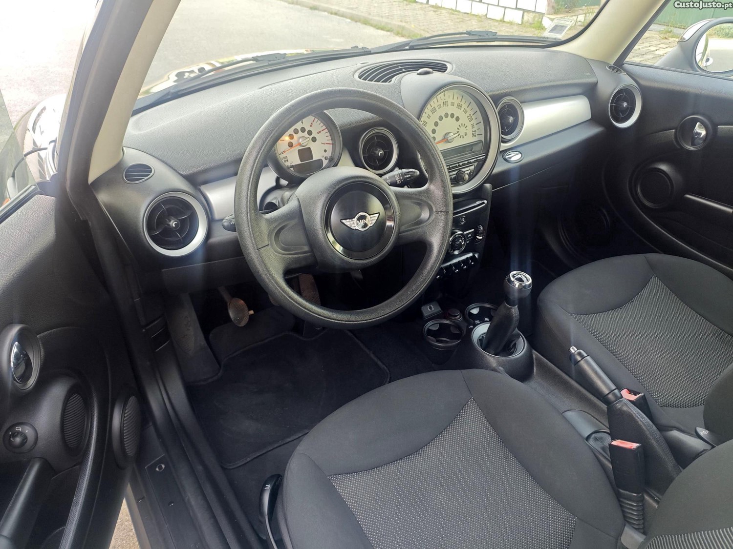 MINI Cooper 1.6 Diesel - 180000km — fotografia 10