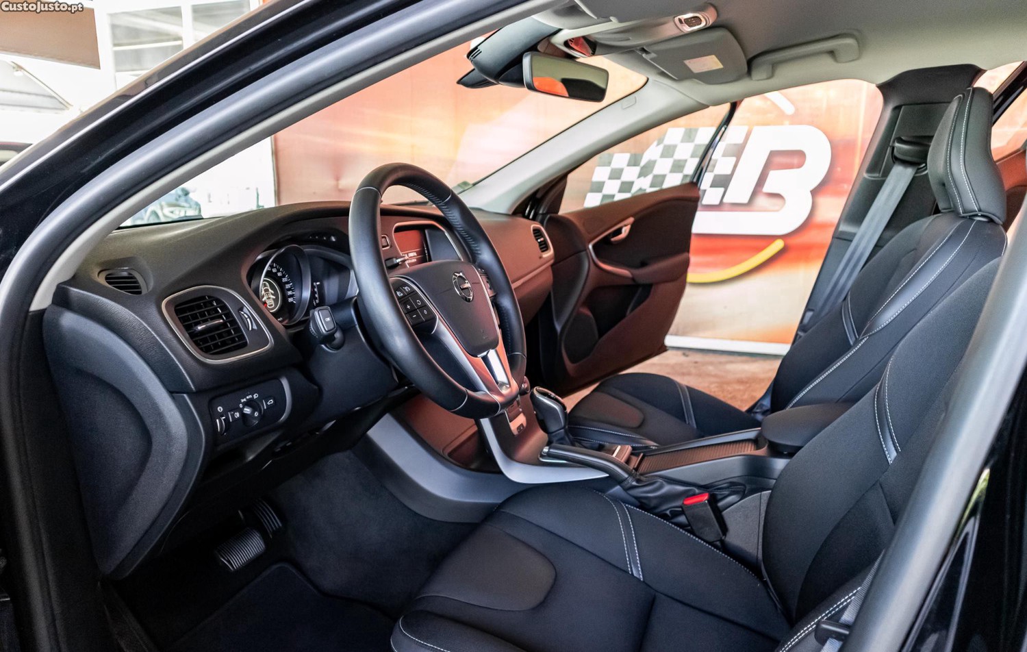 Volvo V40 2.0 D3 Momentum Geartronic — fotografia 15