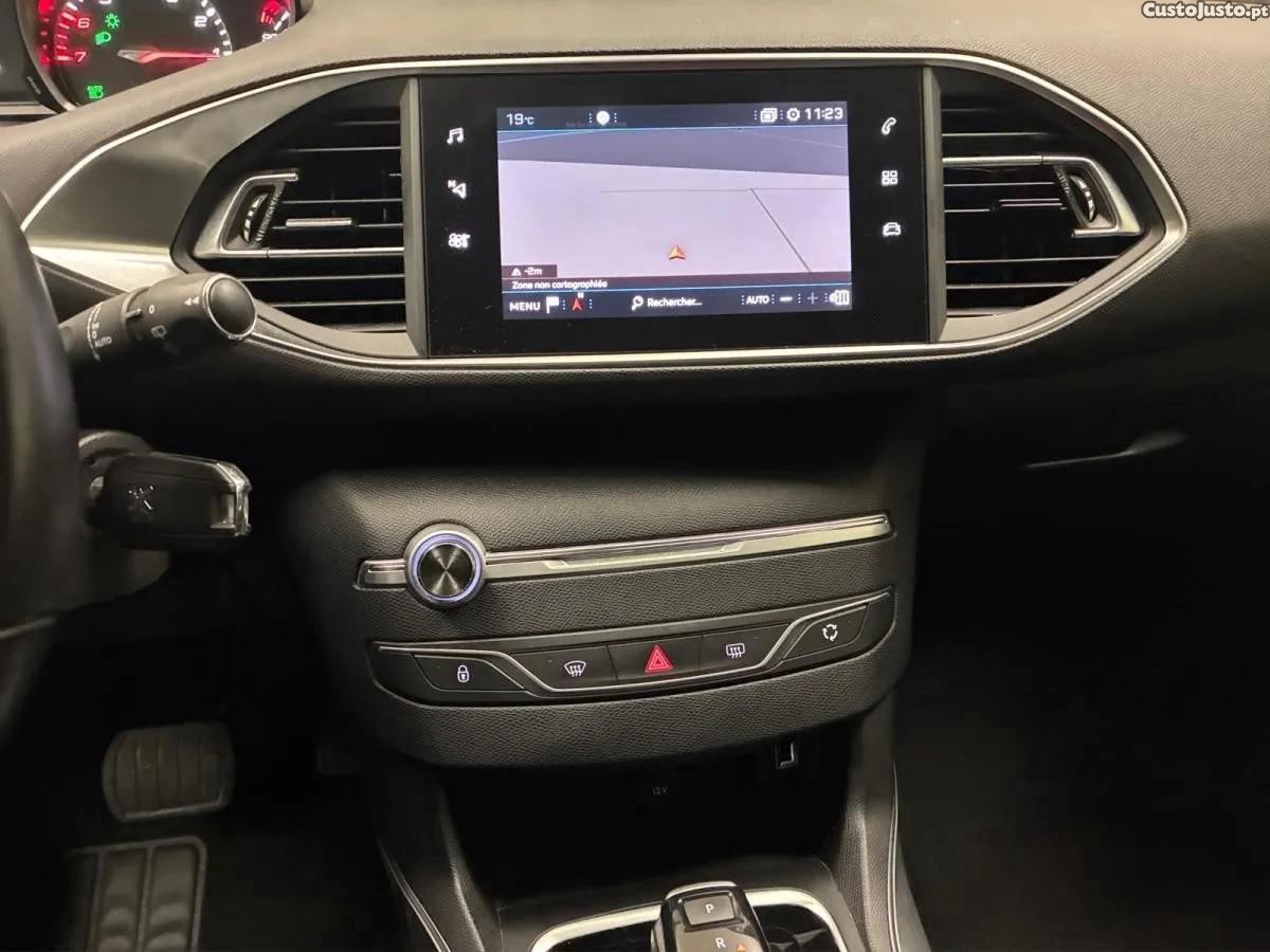 Peugeot 308 PureTech 130 GPF EAT8 Stop & Start Active — fotografia 3