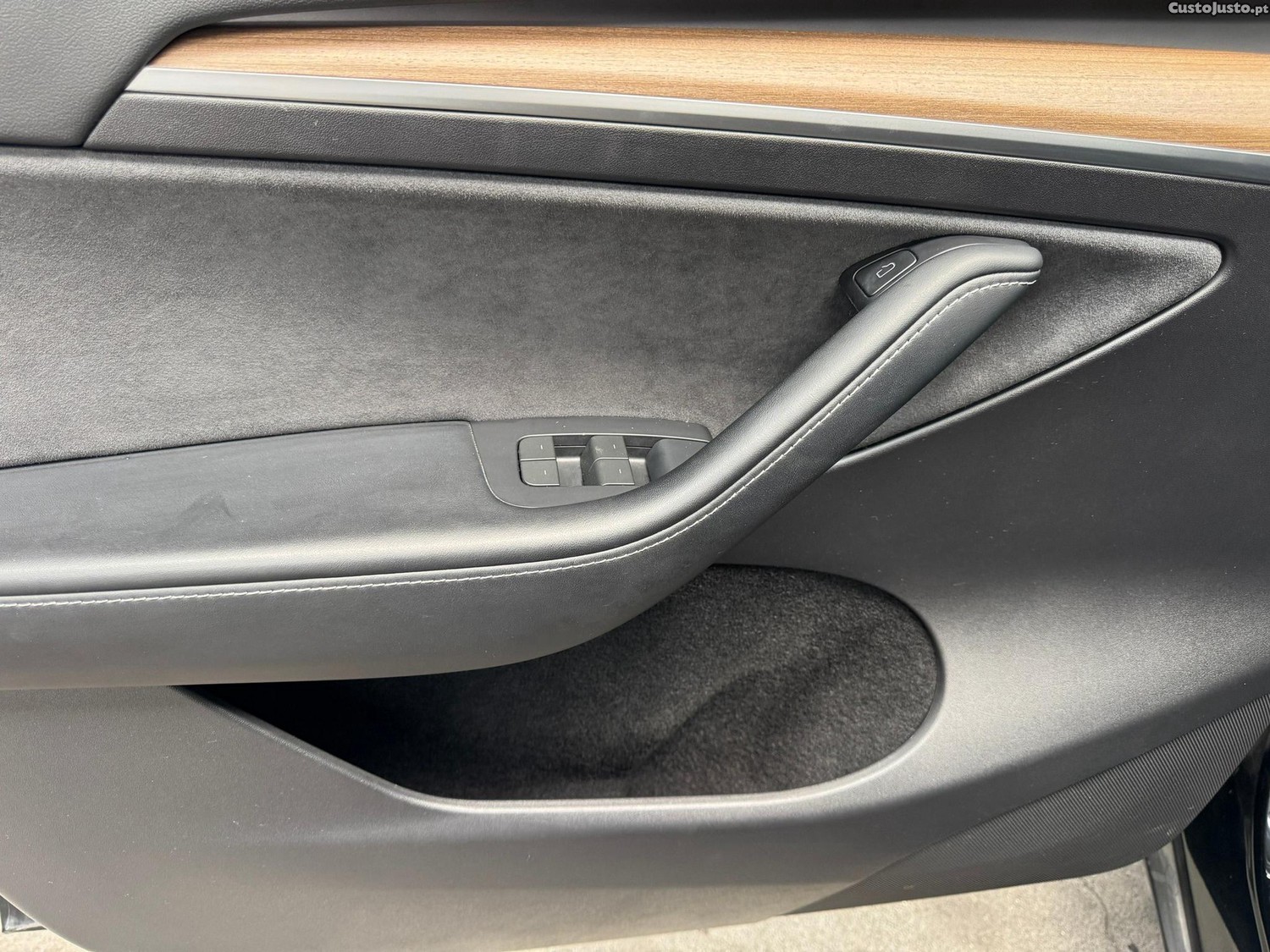 Tesla Model Y Tração Traseira — fotografia 16
