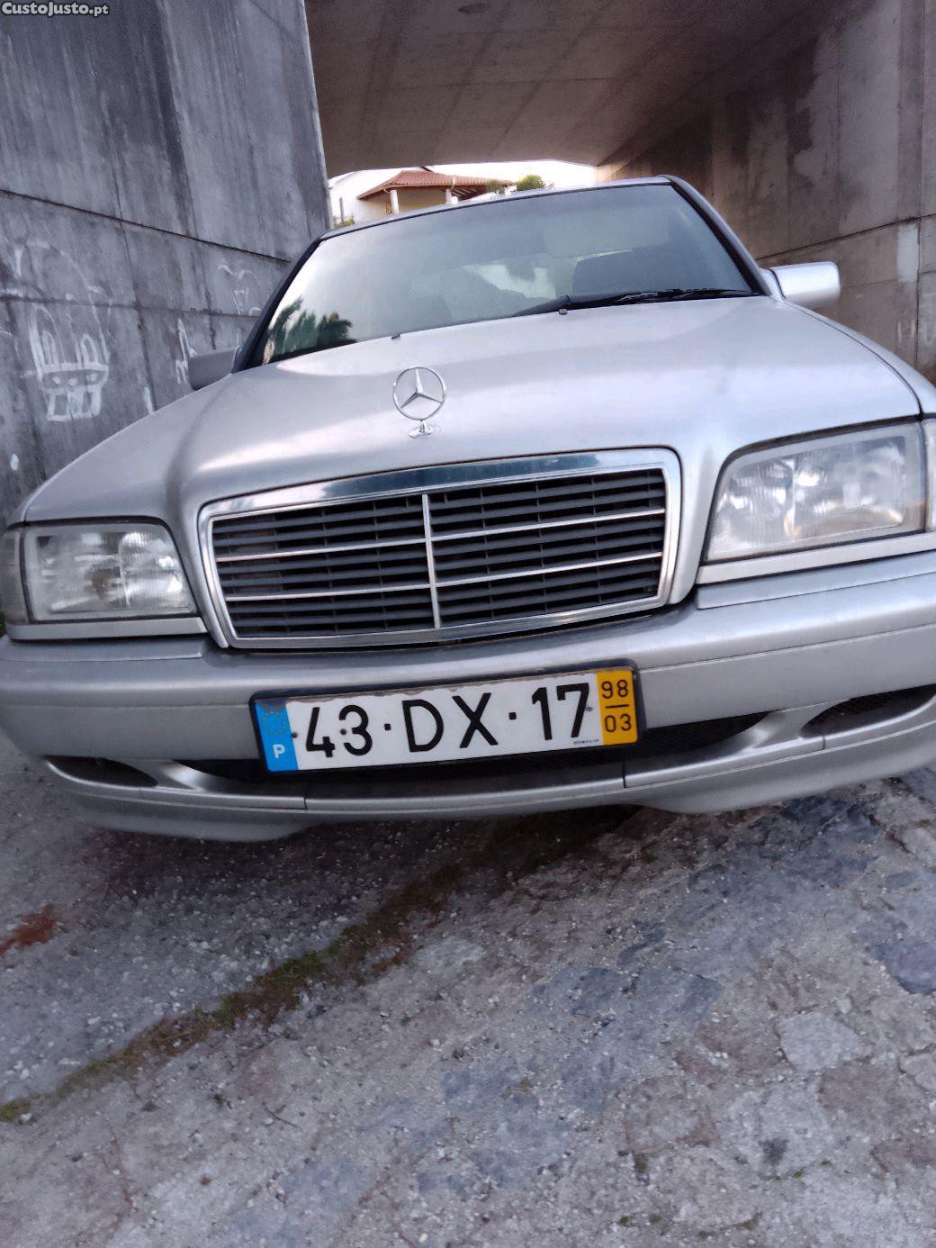 Mercedes-Benz C 220 carro — photo 3