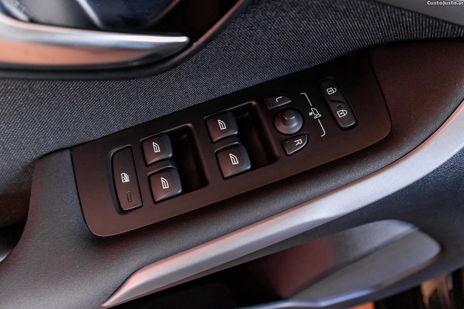 Volvo V40 2.0 D3 Momentum Geartronic — fotografia 14