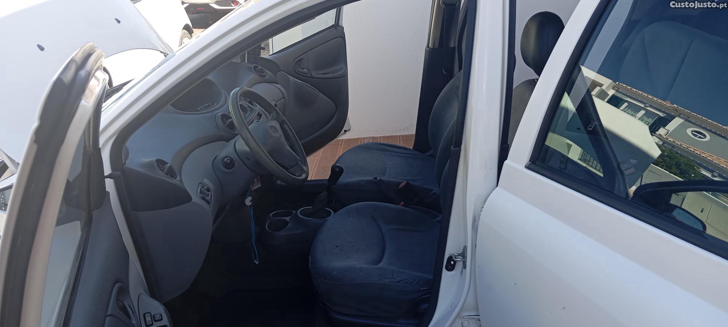 Toyota Yaris 1.0 Terra , em bom estado. — fotografia 6