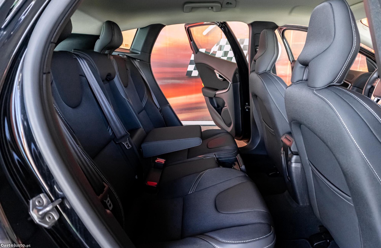 Volvo V40 2.0 D3 Momentum Geartronic — fotografia 4
