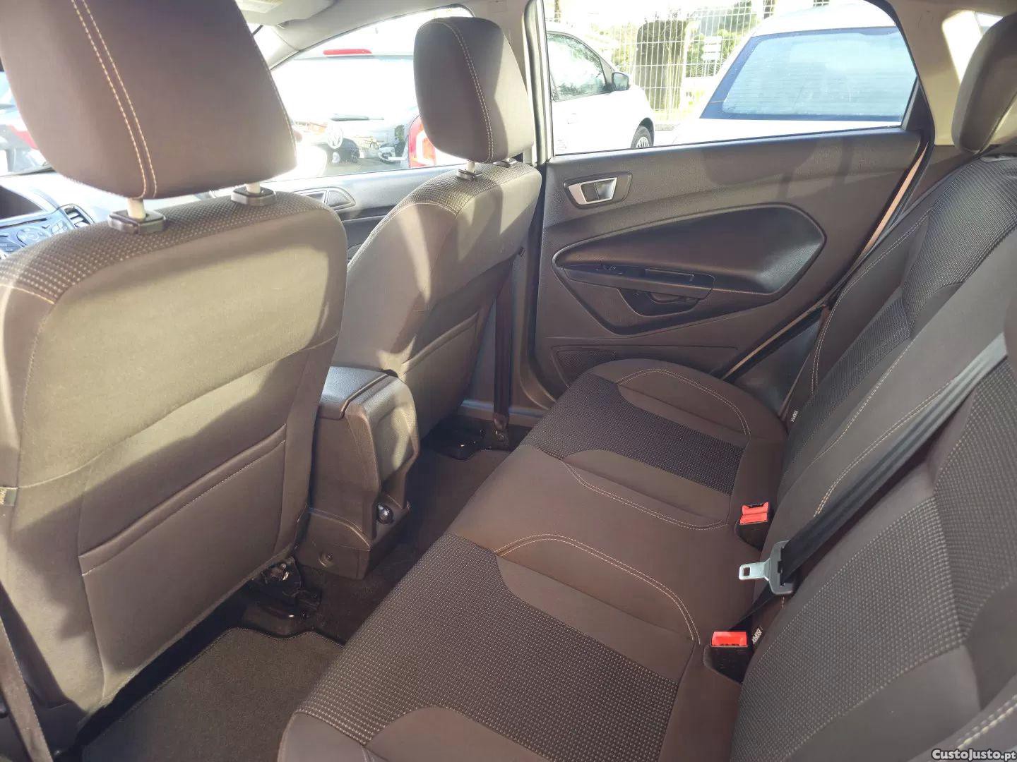 Ford Fiesta 1.5 tdci titanium — fotografia 2