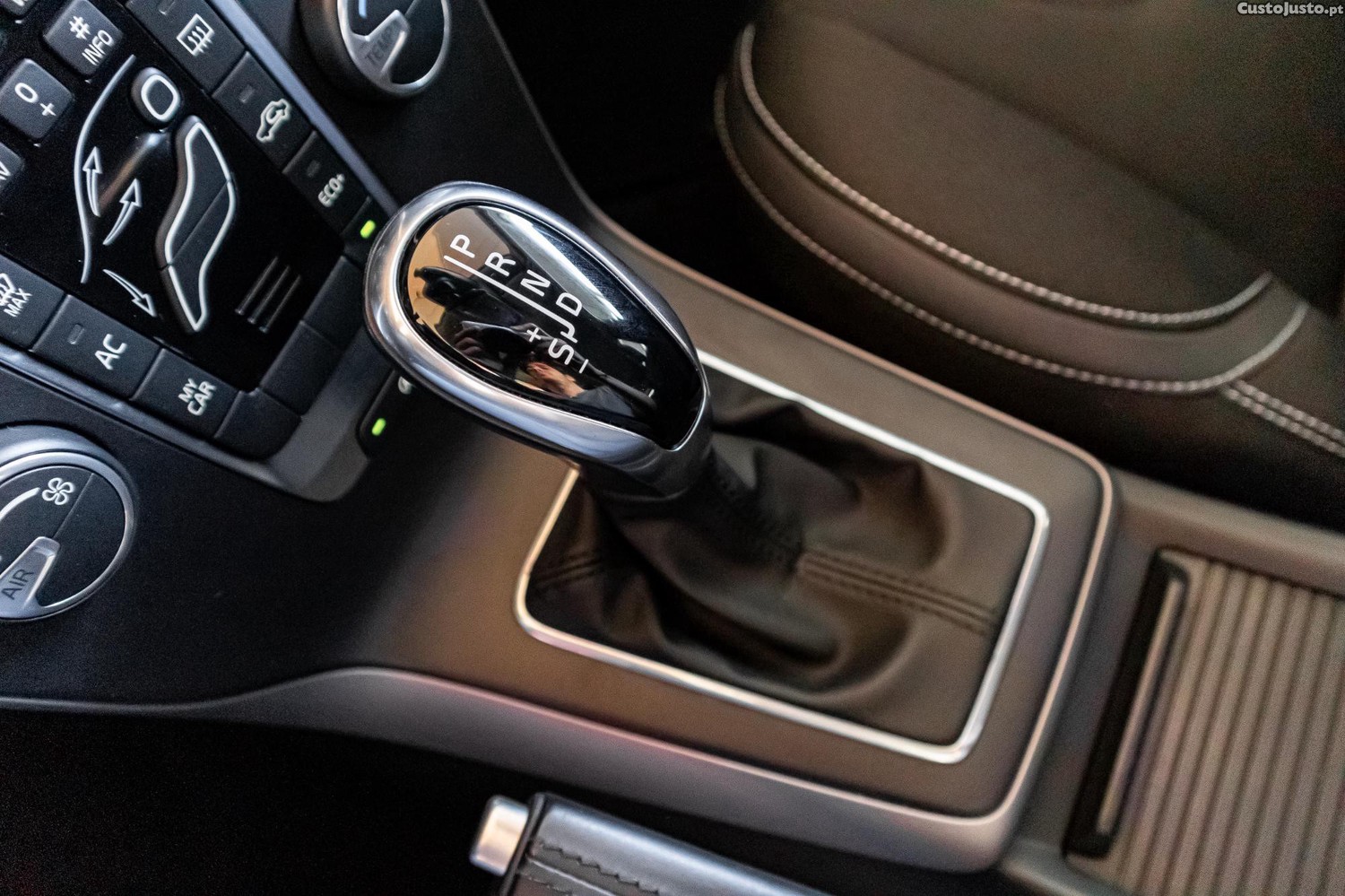 Volvo V40 2.0 D3 Momentum Geartronic — fotografia 12