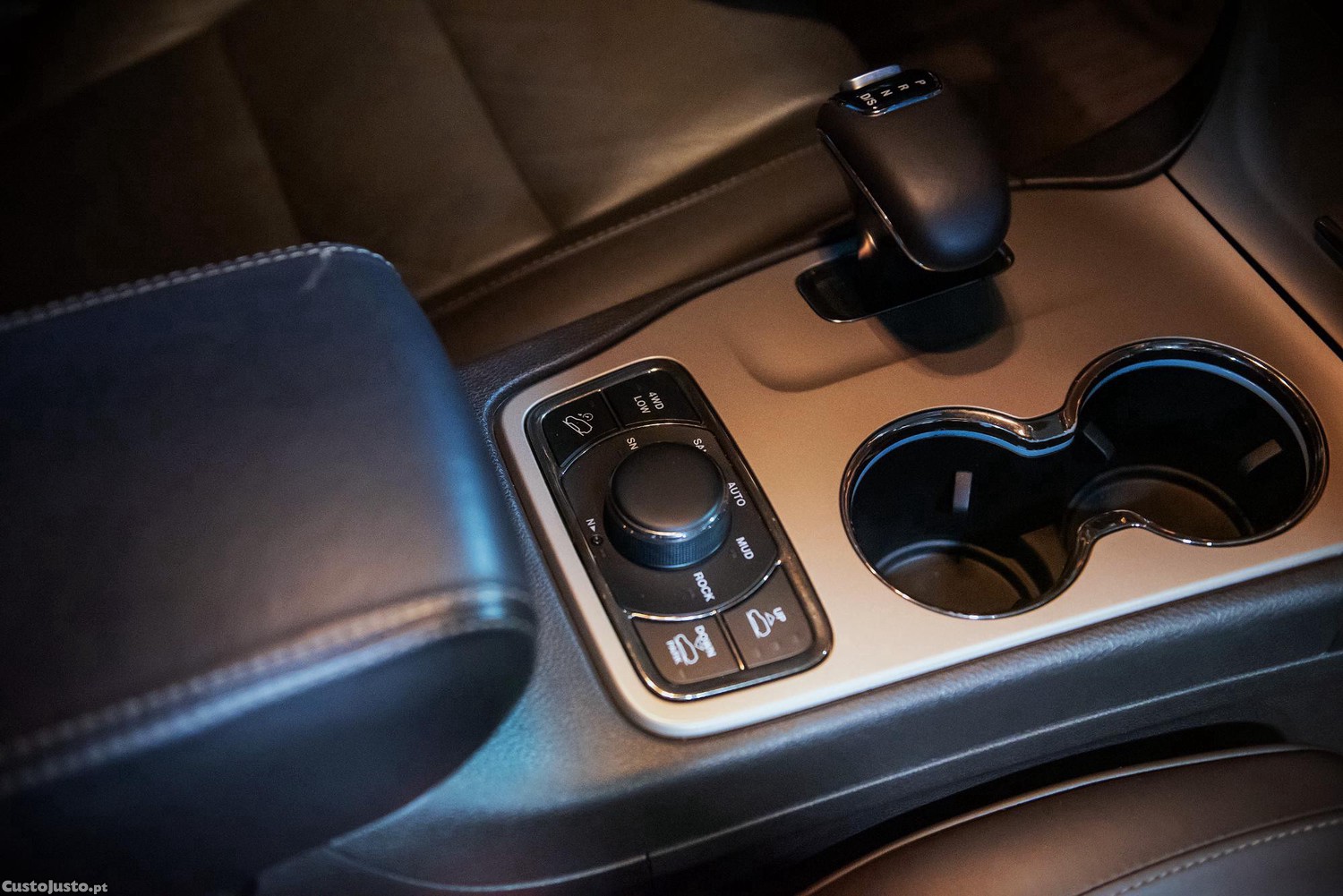 Jeep Grand Cherokee 5.7 V8 HEMI 4WD Auto Summit — fotografia 3