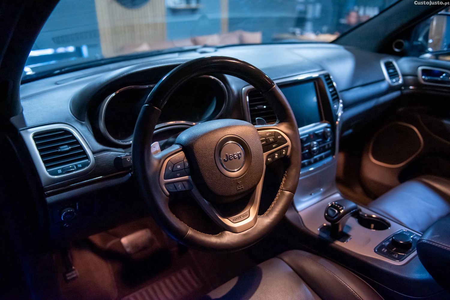 Jeep Grand Cherokee 5.7 V8 HEMI 4WD Auto Summit — fotografia 4