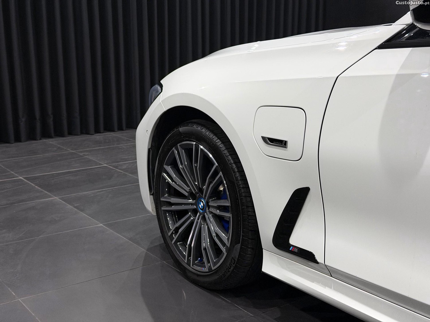 BMW 330 e Pack M Auto — fotografia 14