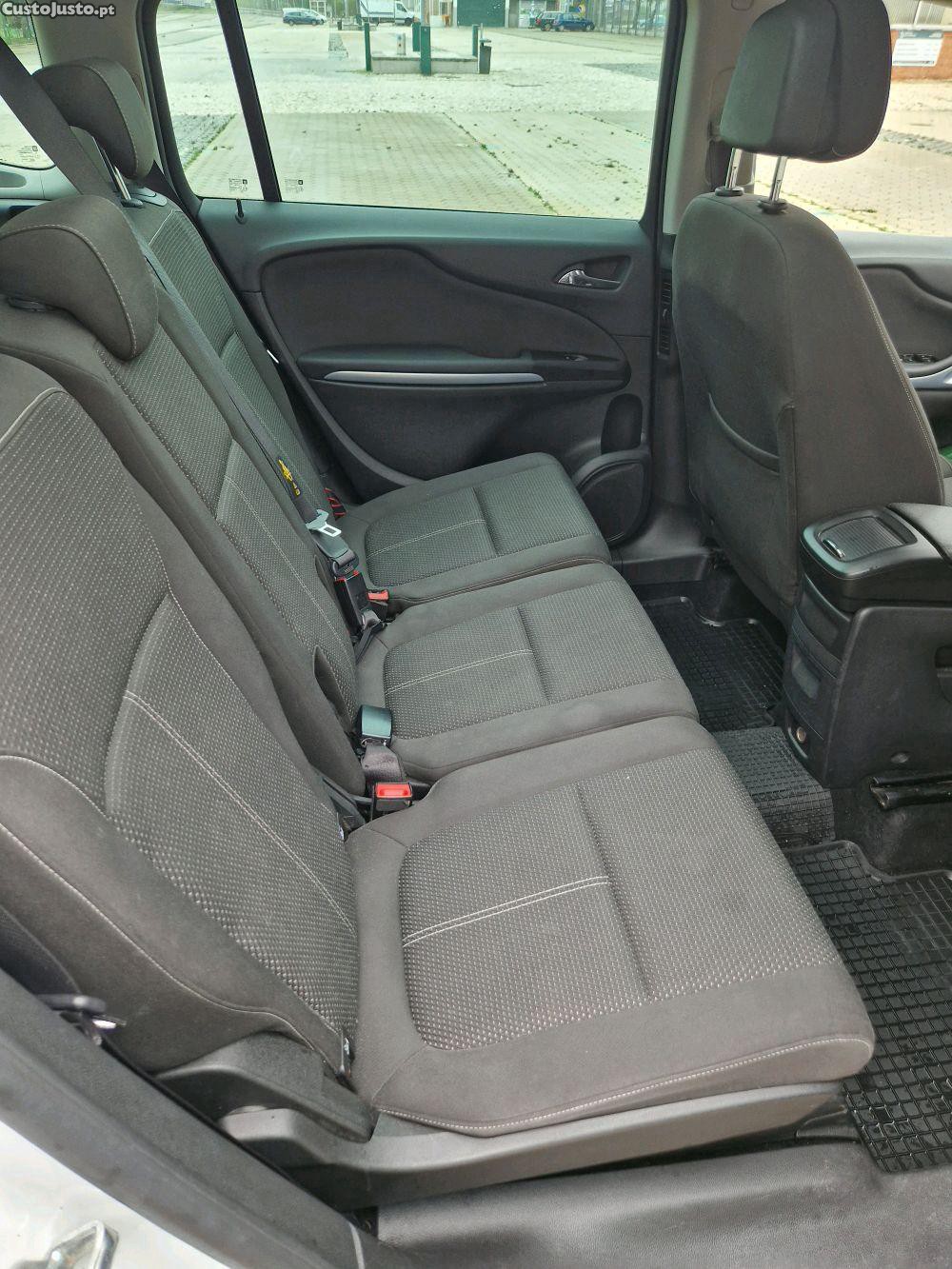 Opel Zafira C Tourer 1.6 CDTi Innovation S/S 7 lugares — fotografia 4