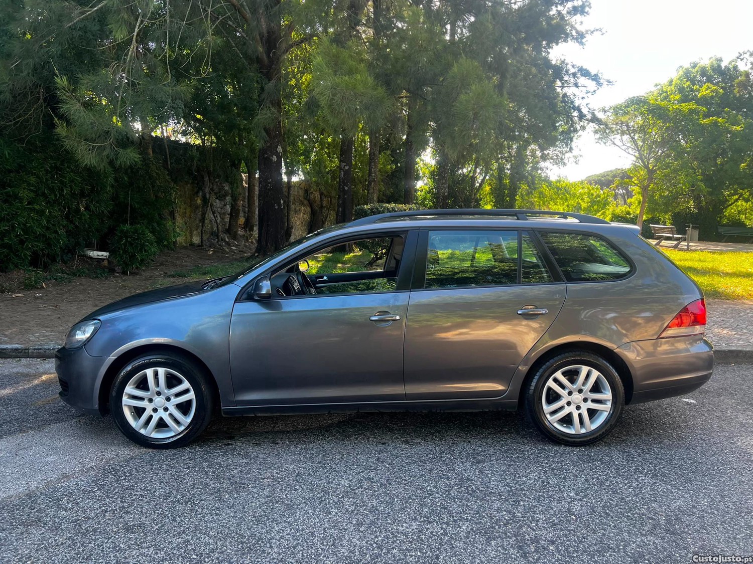 Volkswagen Golf VI 1.6 TDI Confortline (1 Registo) - Excelente Estado Geral — fotografia 7