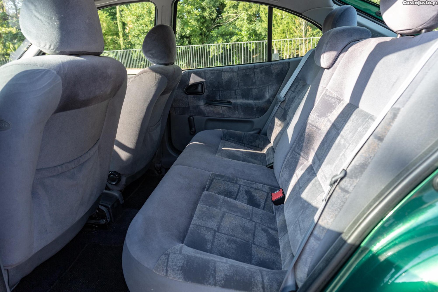 Renault Mégane 1.4 16v Expression — fotografia 4
