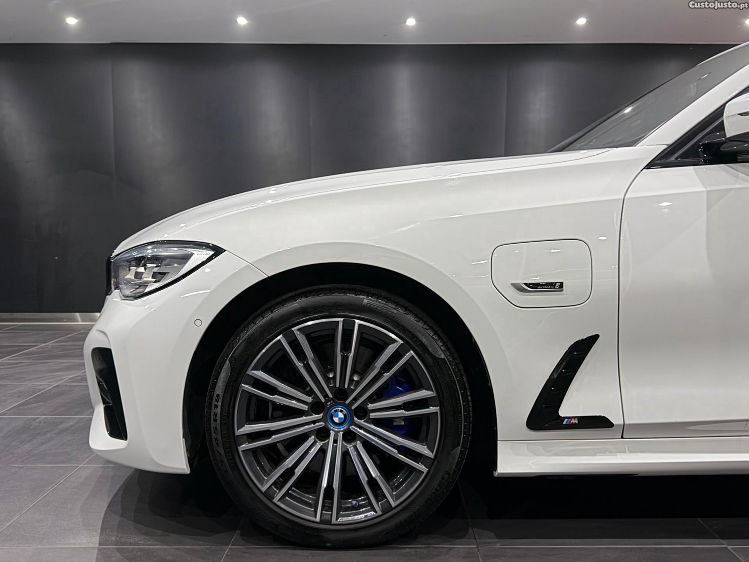 BMW 330 e Pack M Auto — fotografia 23