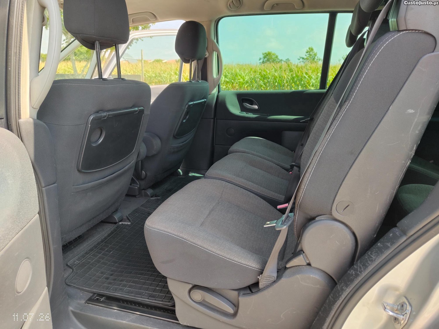 Renault Grand Espace 2.0 dCi SE 7L — fotografia 7