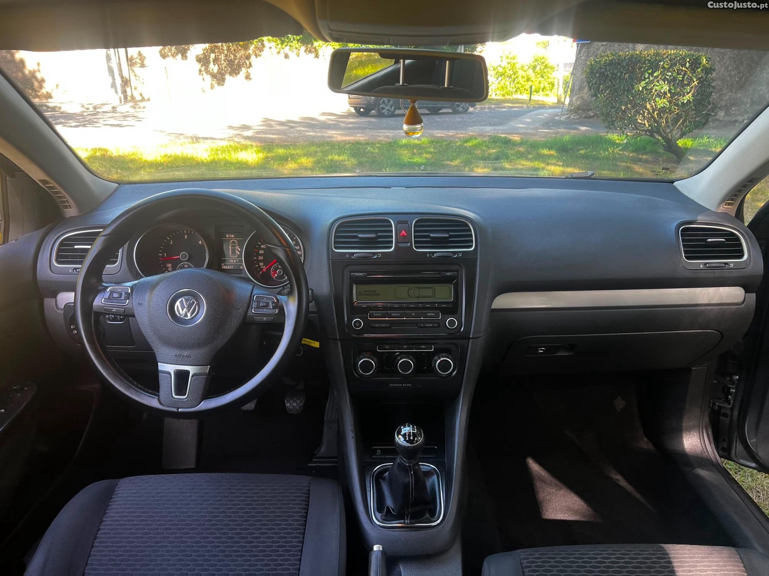 Volkswagen Golf VI 1.6 TDI Confortline (1 Registo) - Excelente Estado Geral — fotografia 4