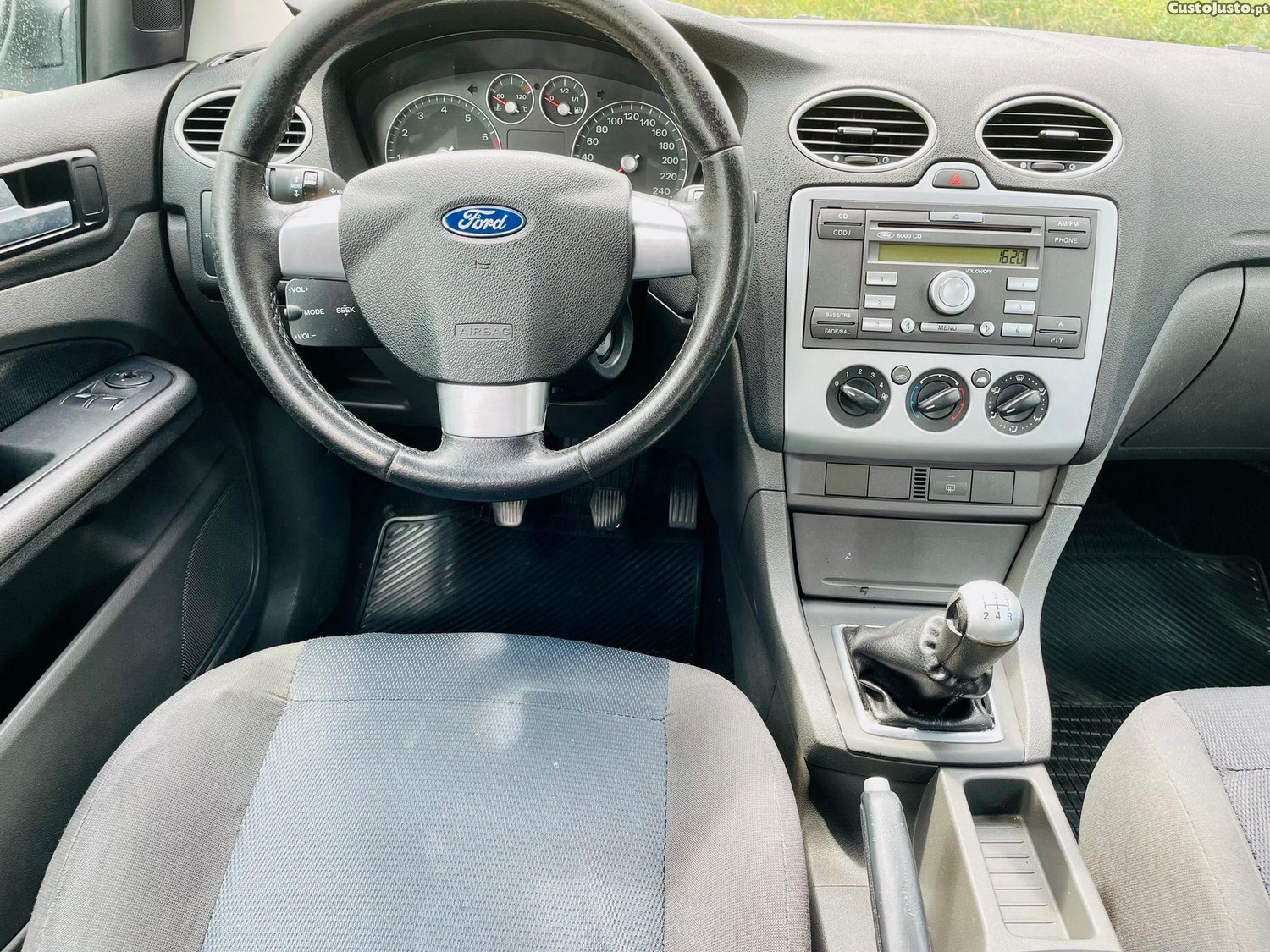 Ford Focus 1.4 16V Trend — fotografia 6
