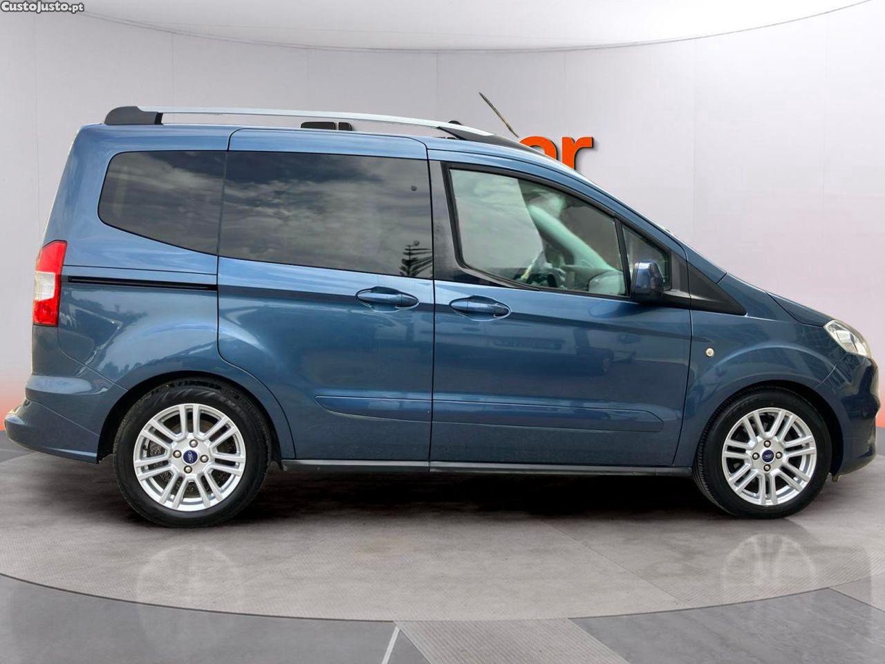 Ford Tourneo 1.0 EcoBoost Titanium — fotografia 10