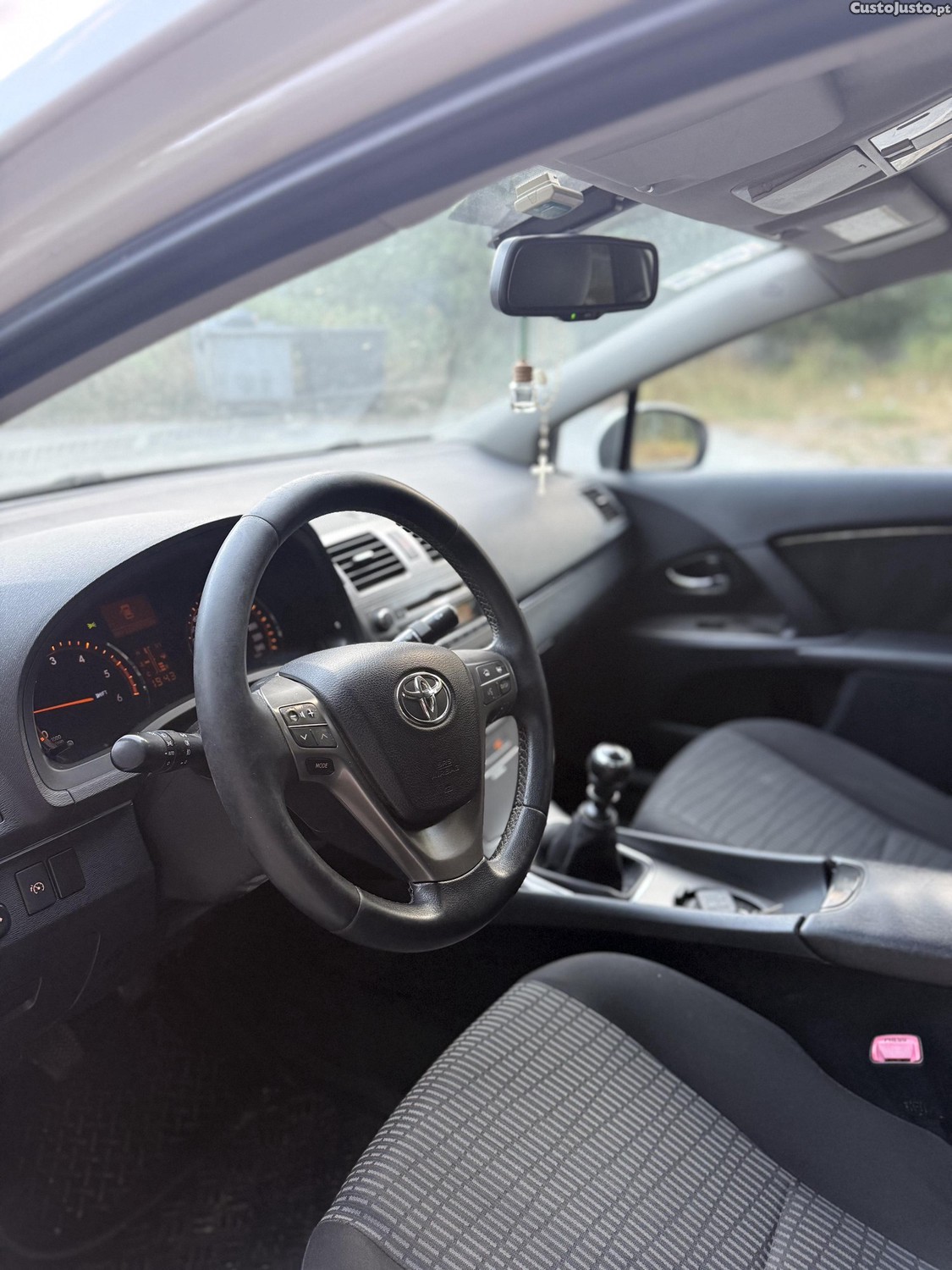 Toyota Avensis 2.0D4D — fotografia 5