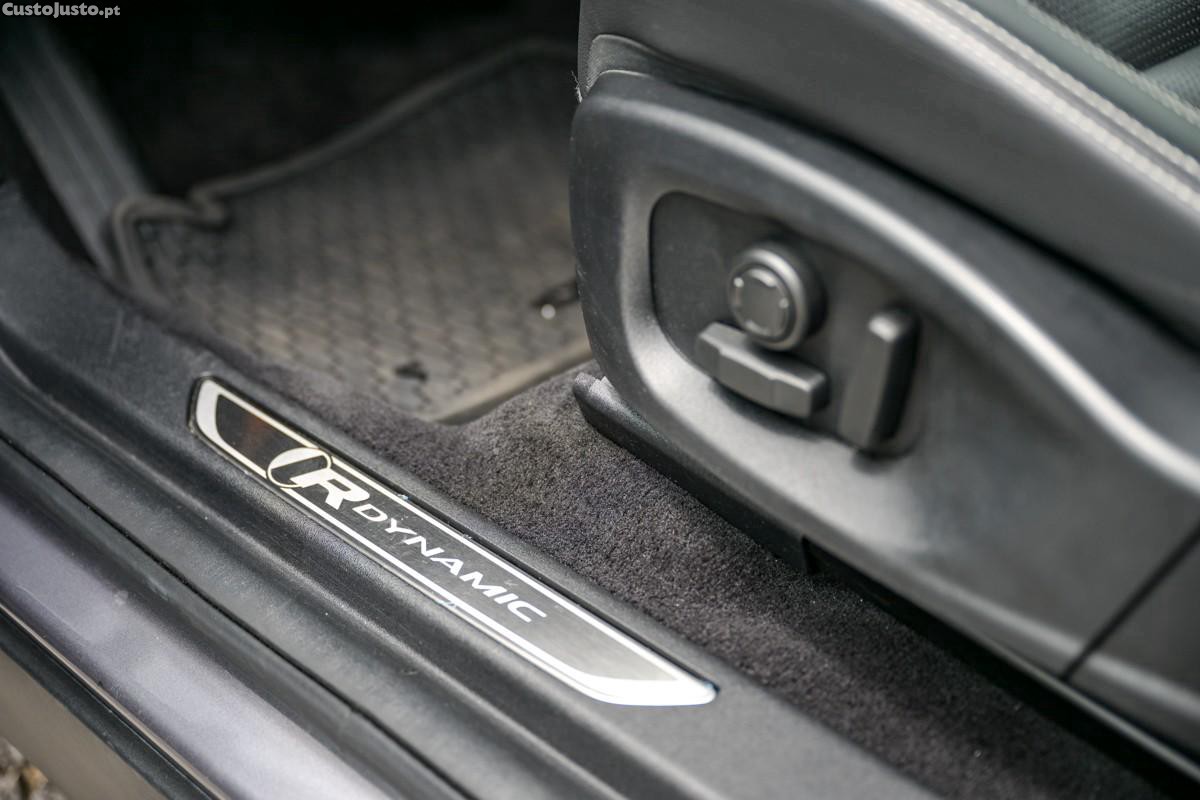 Jaguar E-Pace 1.5 P300e R-Dynamic SE AWD Aut. — fotografia 6