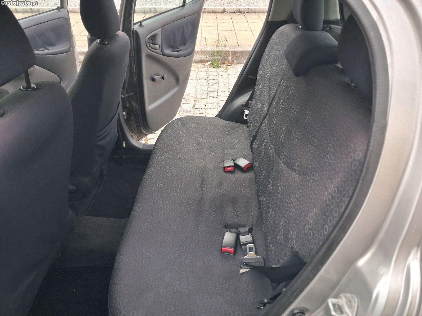 Toyota Yaris 1.0 vvti — fotografia 3