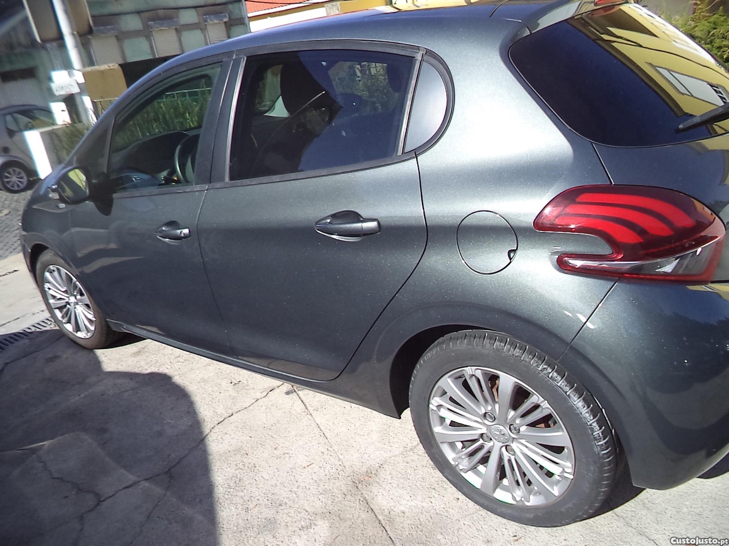 Peugeot 208 1.0 -5p-28000 km  como  novo — photo 3