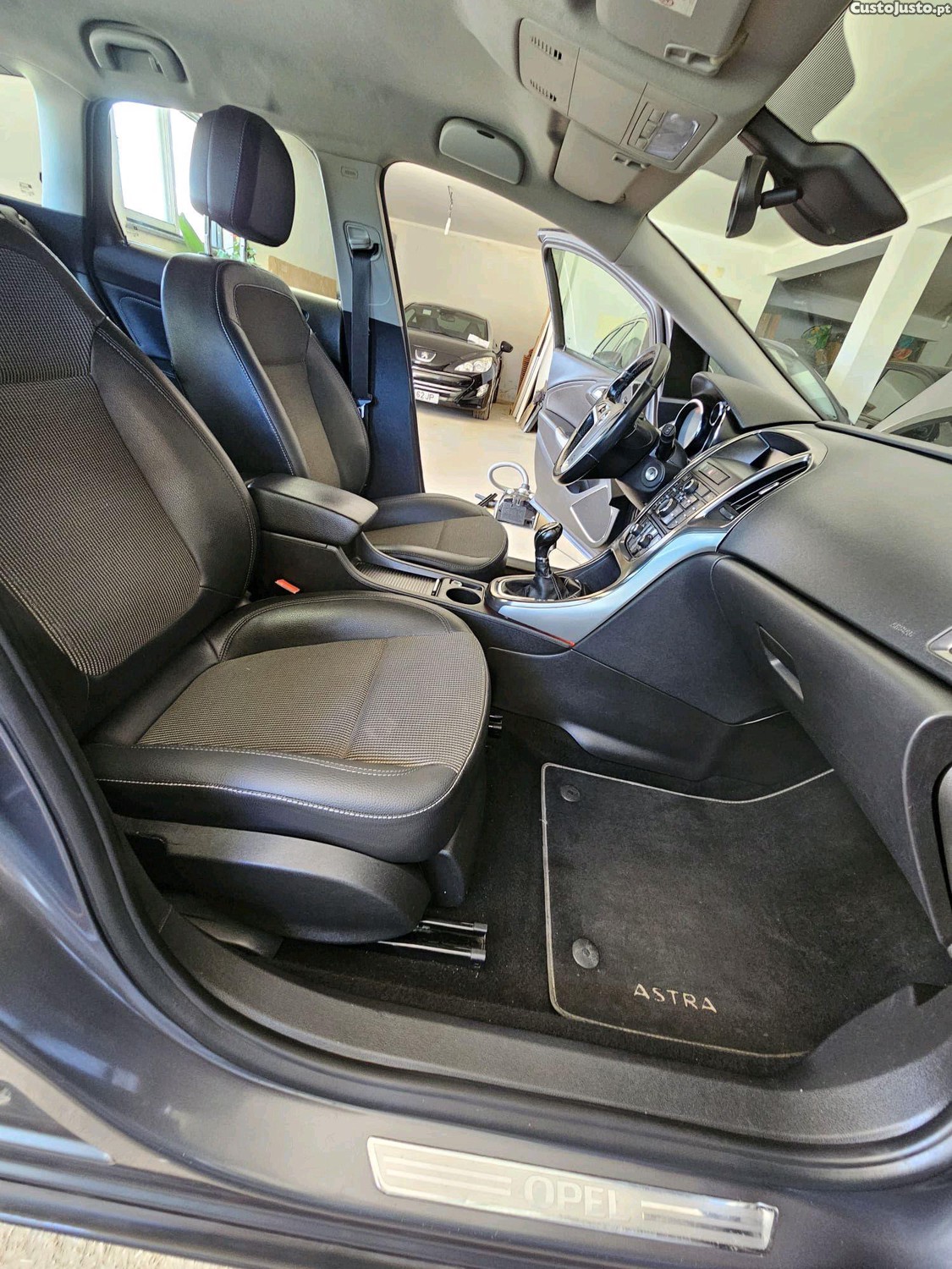 Opel Astra 1.7cdti 125cv pintura e interior novos — fotografia 9