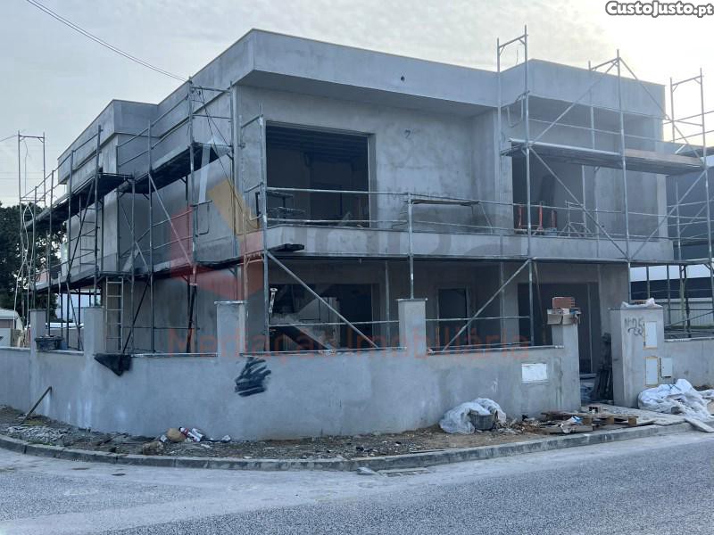 Moradia T4 Isolada Nova Com Piscina Em Lote De...