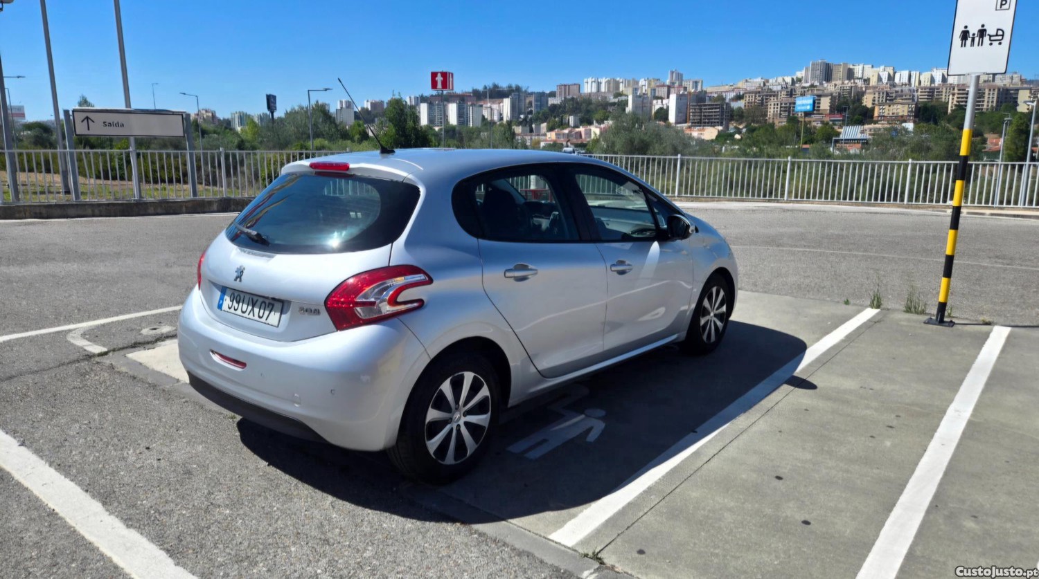 Peugeot 208 1.4 HDI — photo 3