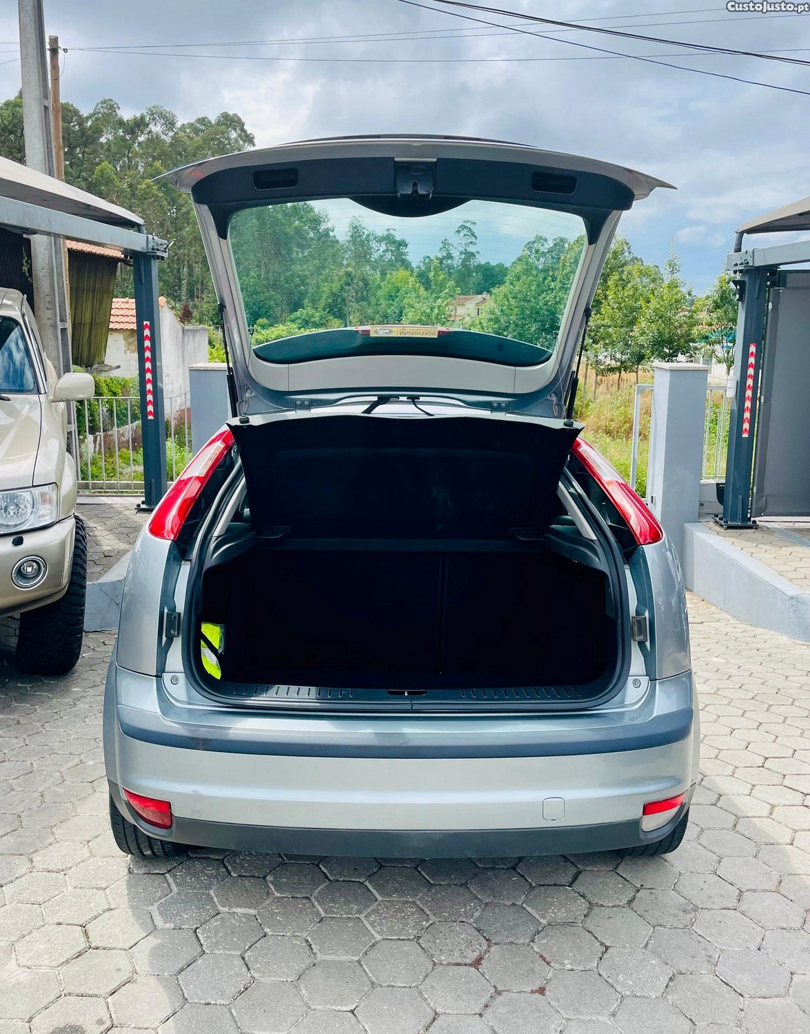 Ford Focus 1.4 16V Trend — fotografia 8