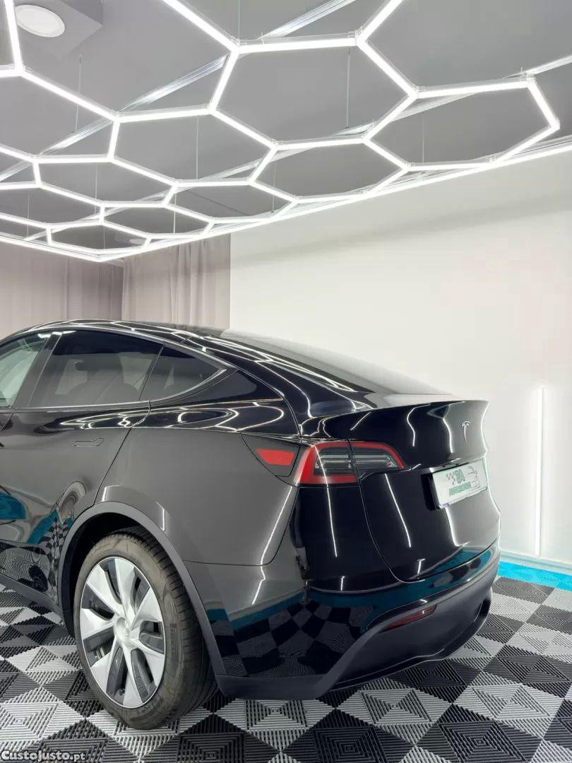 Tesla Model Y Standard range plus — fotografia 20