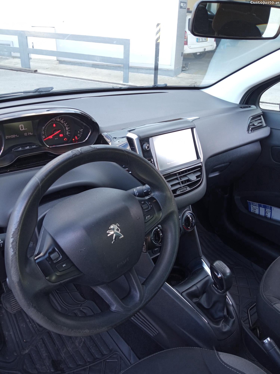 Peugeot 208 1.6 HDI — fotografia 4