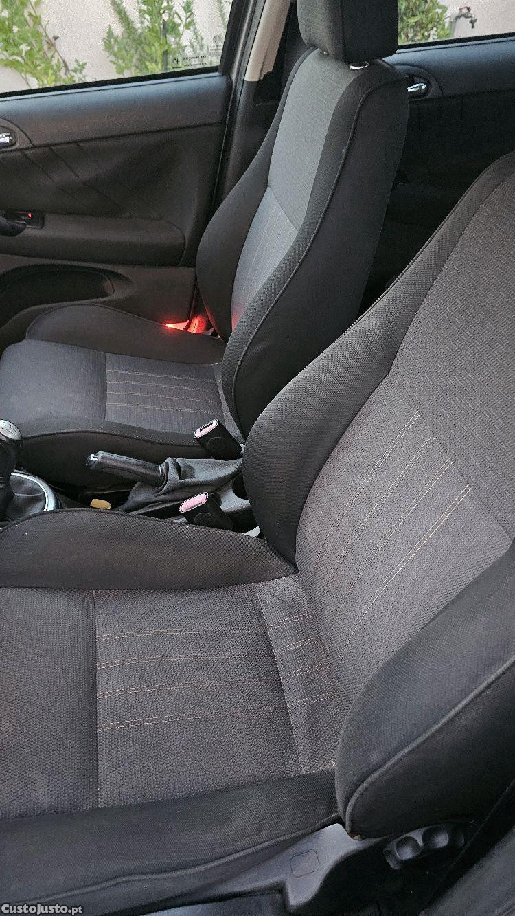 Alfa Romeo 147 1.6 Gpl — fotografia 2