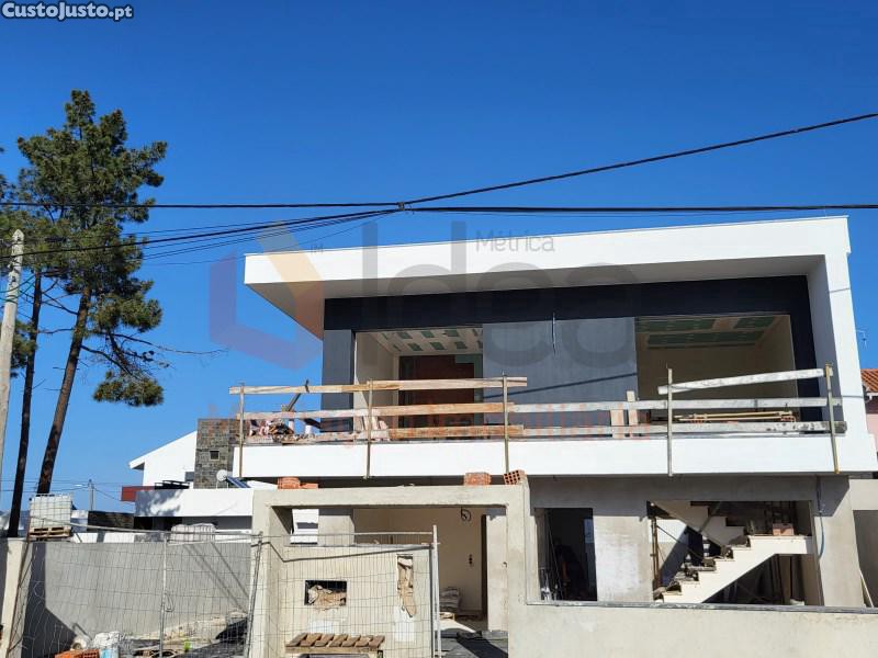 Moradia T4 Isolada Nova Com Piscina Em 'L' -...